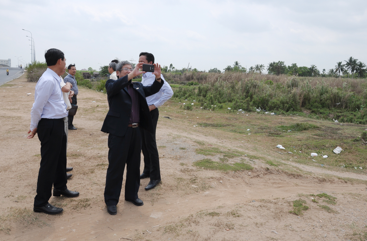 <p> TGĐ Bùi Quang Ngọc ghi lại hình ảnh về lô đất 5,6 ha mà địa phương giới thiệu cho khối Giáo dục FPT.</p>