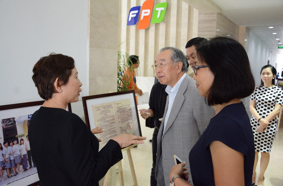 <p style="text-align:justify;"> Chiều ngày 1/4, ông Tomokazu Hamaguchi - Cựu Chủ tịch kiêm CEO NTT Data (Nhật Bản), Ủy viên HĐQT FPT - cùng các cộng sự đã có chuyến thăm và làm việc tại FPT HCM. Đón tiếp đoàn là GĐ FPT HCM Trương Thanh Thanh và Ban lãnh đạo các đơn vị FPT Trading, FPT Telecom, FPT Online và Sen Đỏ. </p>