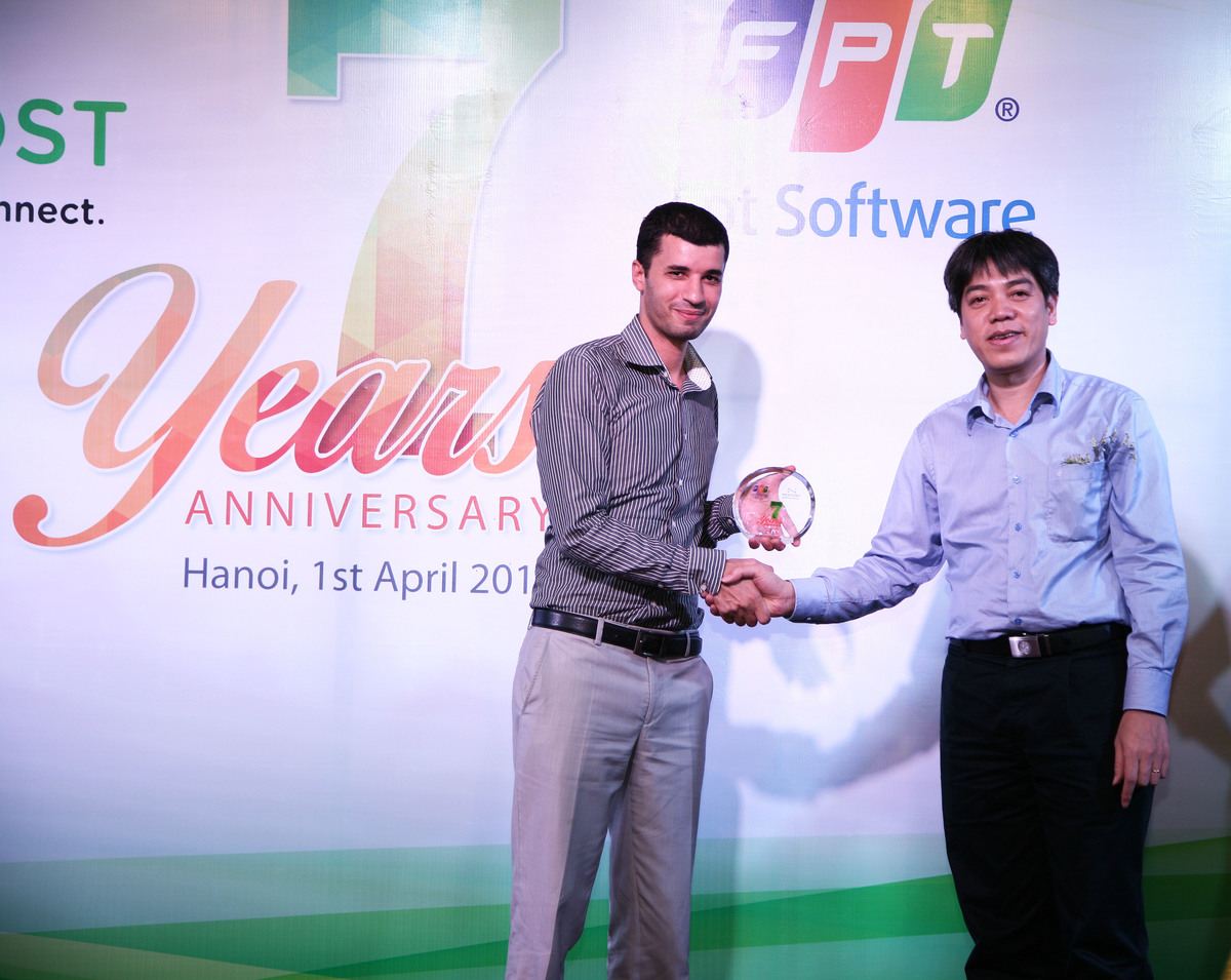 <p style="text-align:justify;"> Năm 2014, Neopost là một trong 3 khách hàng lớn nhất của FPT Software với doanh số xấp xỉ 6 triệu USD. Như một lời tri ân, PGĐ FSU1 Hoàng Mạnh Hà đã gửi tặng kỷ niệm chương cho Mohamed Belmahi, Giám đốc Trung tâm Nghiên cứu và Phát triển phần mềm Neopost tại Việt Nam.</p>