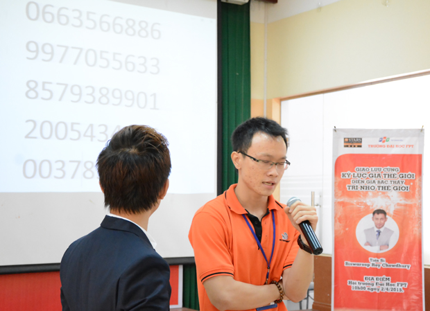 Sinh viên Huỳnh Thành Đạt thể hiện khả năng ghi nhớ 50 con số bất kỳ trong thời gian 2 phút và sau đó đọc ngược lại dãy số một cách đầy thuyết phục.
