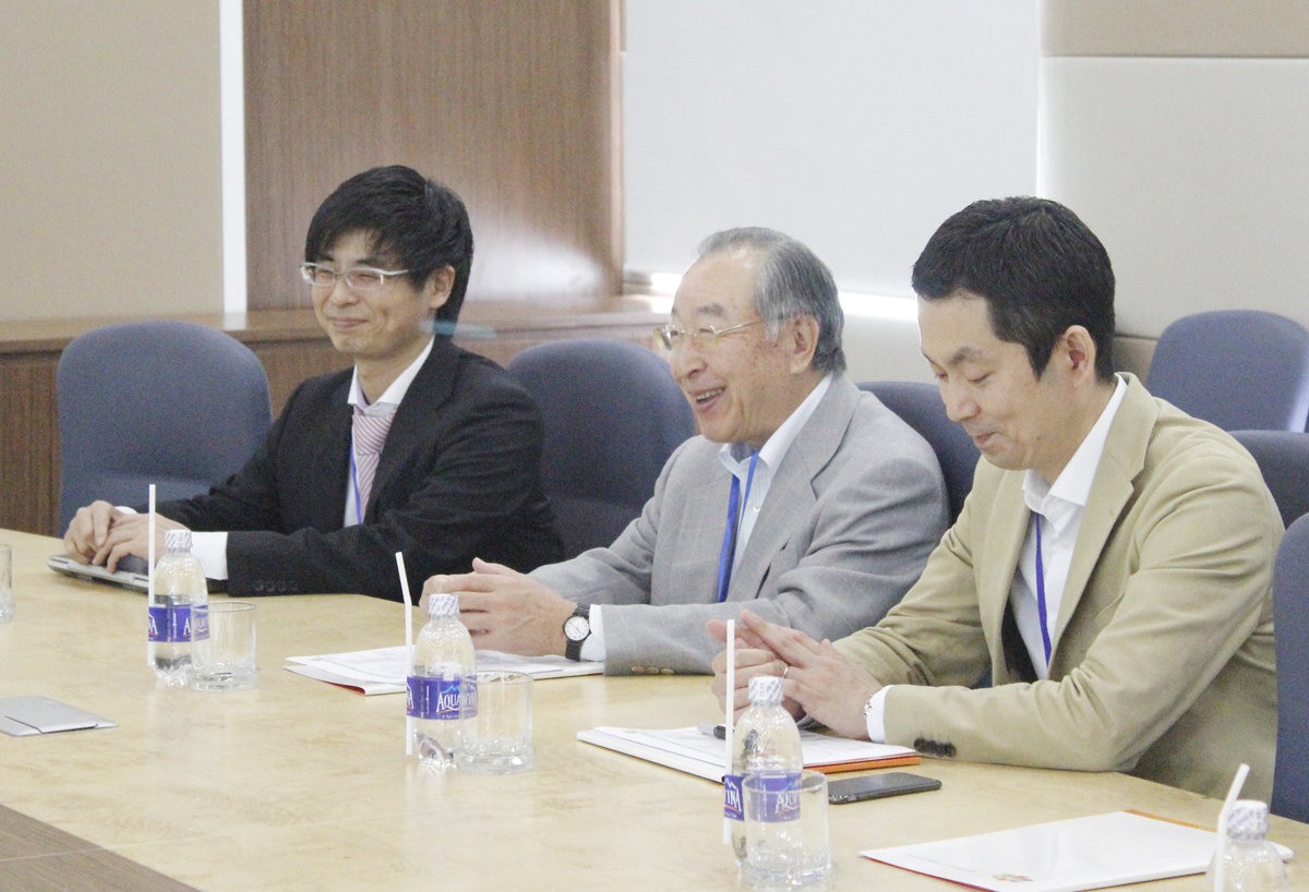 <p> Bác Hamaguchi khen ngợi các công việc, dự án mà FPT Software đang triển khai. Cựu Chủ tịch JISA còn dành thời gian chia sẻ kinh nghiệm trong lĩnh vực M&A cho lãnh đạo đơn vị.</p>