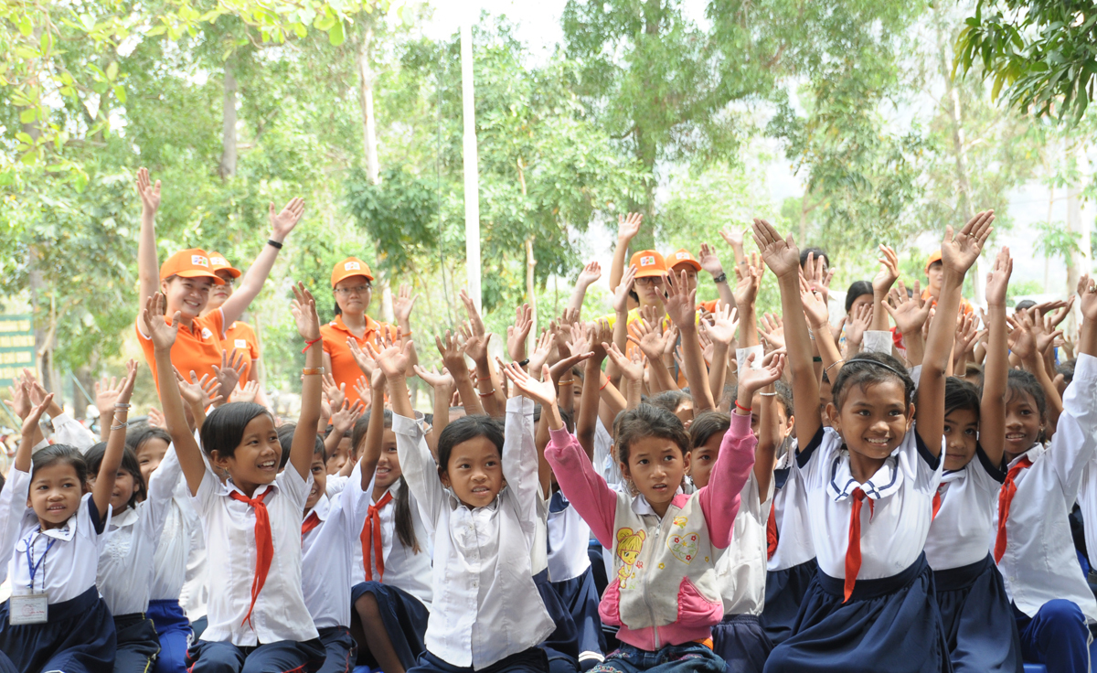 <p> Cùng vui với các bé người dân tộc Khmer. Hiệu trưởng Nguyễn Ngọc Thường cho biết, với 100% học sinh là người dân tộc và các gia đình còn gặp nhiều khó khăn, tủ sách là niềm vui to lớn, mó qnuà vô giá mà FPT Software dành cho nhà trường.</p>