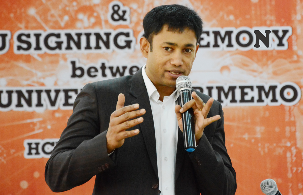 <p> Chứng kiến khả năng ghi nhớ và trình diễn thành công của sinh viên FPT, TS. Biswaroop Roy Chowdhury đánh giá cao nỗ lực luyện tập của các em. Kỷ lục gia thế giới về não bộ cũng mong rằng sinh viên FPT sẽ tiếp tục cố gắng để nâng cao hơn nữa năng lực não bộ và tin tưởng vào giấc mơ của bản thân giống như câu slogan "Khát vọng đổi thay" của trường.</p>