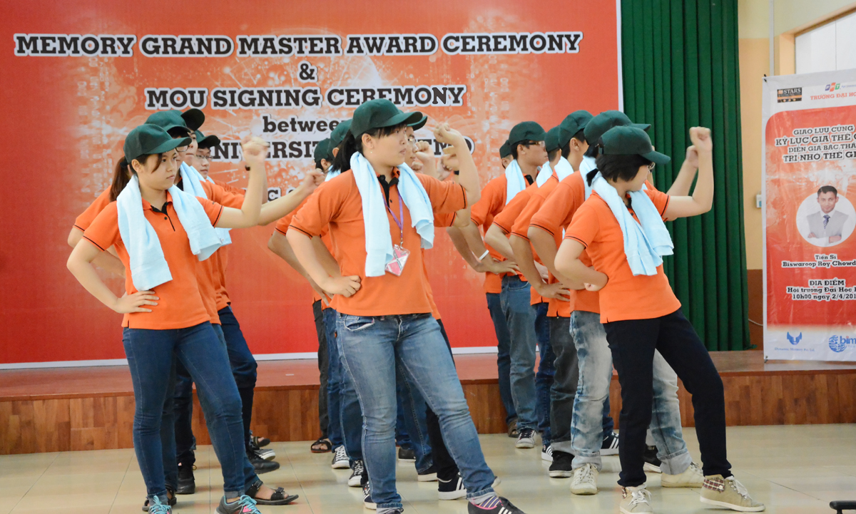 <p> 14 sinh viên nhận chứng chỉ tại buổi lễ thể hiện điệu nhảy Bollywood dance của Ấn Độ. Đây là điệu nhảy được áp dụng trong quá trình tập luyện khả năng ghi nhớ cho người tham gia khóa học "Tối ưu hóa năng lực não bộ". </p>