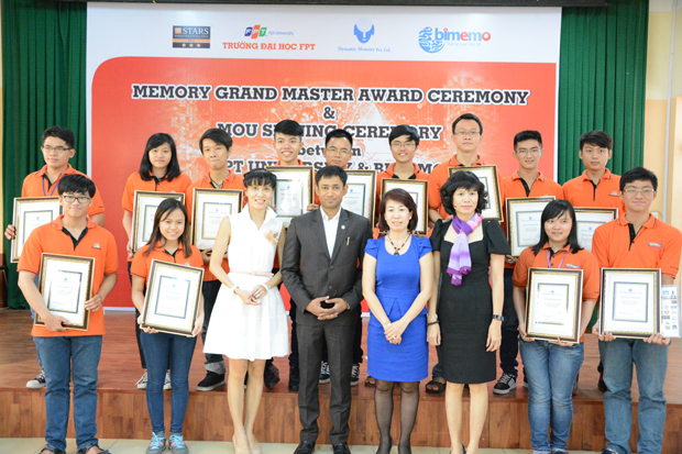 Chỉ 15 trong số 55 sinh viên vượt qua quá trình rèn luyện đạt được danh hiệu Memory Grand Master.