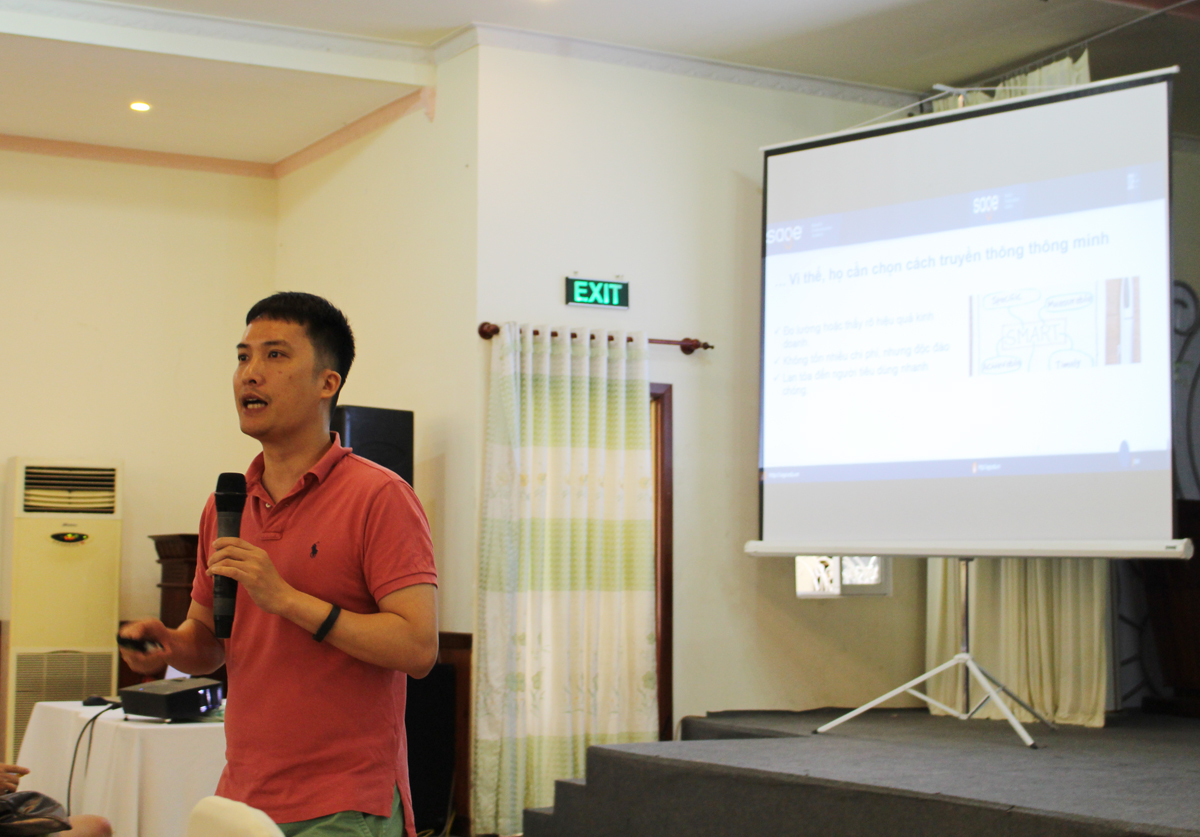 <p> Chia sẻ câu chuyện về xử lý khủng hoảng, theo ông Sơn, khi người tiêu dùng tạo ra những câu chuyện làm ảnh hưởng xấu đến doanh nghiệp, doanh nghiệp cần sử dụng các câu chuyện để phản hồi những hình ảnh đó. "Họ đưa hình ảnh lên các kênh nào mình cũng phản hồi lại trên các kênh đó, cần có các phản ứng tức thời và xây dựng câu chuyện đầy thông minh và giàu cảm xúc".</p>