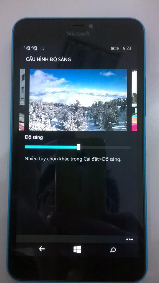 <p class="Normal"> Độ sáng trên Lumia 640 XL có thể thay đổi linh hoạt bằng thanh trượt thay vì chỉ cố định ba mức thấp, trung bình và cao như trước đây.</p>