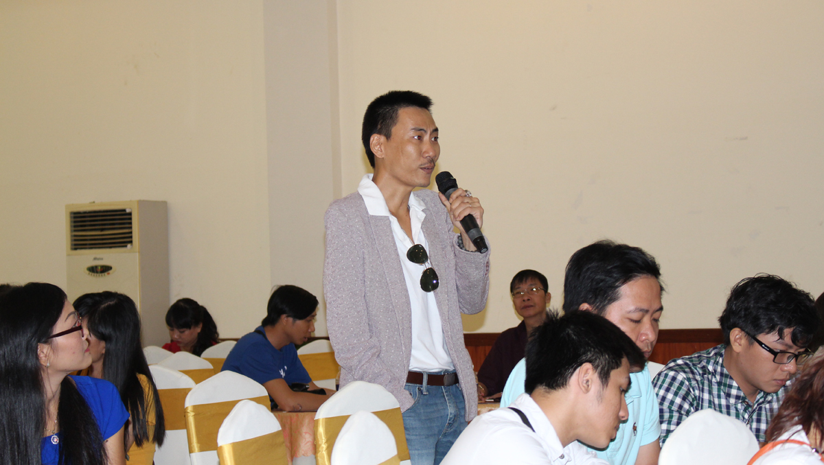 <p> Các khán giả cùng chia sẻ và gợi mở nhiều tình huống từ thực tế công việc. Theo họ, nếu trước đây người tiêu dùng chỉ nghe một chiều qua báo chí, giờ đây sự phát triển của mạng xã hội đã thay đổi mọi thứ. Quyền lực của người tiêu dùng ngày càng lớn và hành vi tiêu dùng cũng thay đổi, kết hợp với nhiều tiến bộ khoa học, họ trở thành một nguồn phát thông tin quan trọng và đầy quyền lực. Hơn 3 giờ diễn ra, chương trình đã mang đến cho người tham dự những bài học bổ ích.</p>