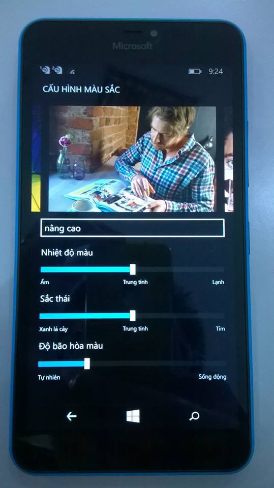 <p class="Normal"> Cấu hình màu sắc rất thông minh khi có thêm nhiều lựa chọn để thay đổi màu sắc màn hình. Dựa vào các thông số như nhiệt độ màu, sắc thái, độ bão hòa màu... mà người dùng có thể tự chọn cho mình màu sắc ưa thích.</p>