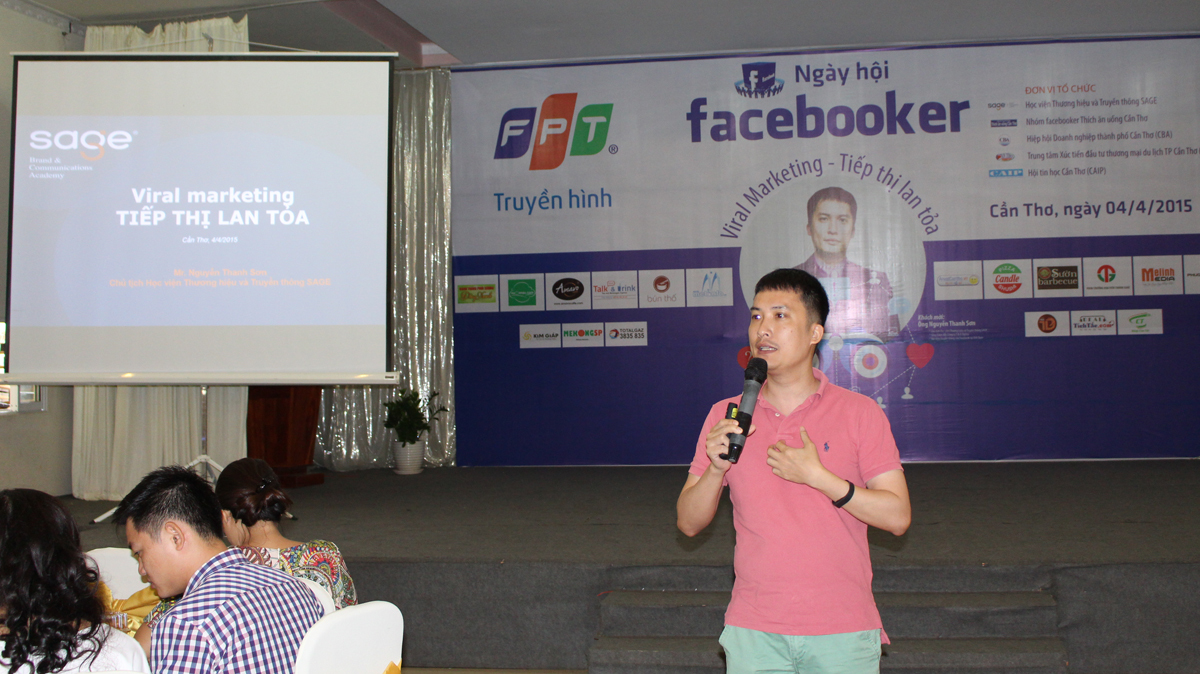<p> Sự kiện dành cho giới kinh doanh với diễn giả là ông Nguyễn Thanh Sơn, Chủ tịch Học viện Thương hiệu và Truyền thông SAGE, CEO T&A Ogilvy kiêm đại diện truyền thông của Facebook tại Việt Nam, có chủ đề Viral Marketing (Tiếp thị lan toả). Theo ông Sơn, trong kỷ nguyên nội dung và mạng xã hội hiện nay, câu chuyện của người tiêu dùng có tác động và lan tỏa rất lớn. Họ dùng rất nhiều hình thức để truyền tải và phát ngôn trên báo chí của doanh nghiệp là không đủ. </p>