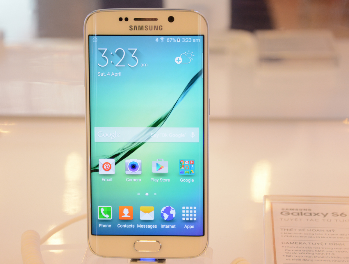 <p> Bộ đôi Galaxy S6 được Samsung giới thiệu tại MWC 2015 và nhận được nhiều đánh giá tích cực, đặc biệt là Galaxy S6 Edge. Với màn hình cong, thiết bị cho phép hiển thị thông tin theo cả ba mặt, đi kèm đó là một số tính năng mới mẻ. </p>
