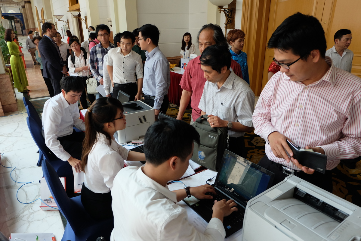 <p> Ngày 3/4, Đại hội đồng cổ đông thường niên FPT 2015 đã diễn ra tại khách sạn Daewoo, Hà Nội, với sự tham gia của 183 đại biểu, đại diện cho hơn 240 triệu cổ phiếu, chiếm 69,8% cổ đông có quyền biểu quyết.</p>