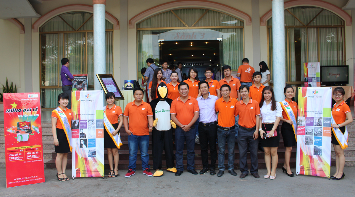 <p class="Normal"> Ngày hội Facebooker là sự kiện dành cho giới kinh doanh với diễn giả là ông Nguyễn Thanh Sơn, Chủ tịch Học viện Thương hiệu và Truyền thông SAGE, CEO T&A Ogilvy kiêm đại diện truyền thông của Facebook tại Việt Nam, có chủ đề Viral Marketing (Tiếp thị lan toả). Chương trình diễn ra sáng ngày 4/4, tại khách sạn Vạn Phát, TP Cần Thơ. Hiệp hội Doanh nghiệp thành phố Cần Thơ (CBA), Hội Tin học Cần Thơ (CAIP), Trung tâm Xúc tiến đầu tư thương mại du lịch Cần Thơ (ITTPC), Học viện Thương hiệu và Truyền thông SAGE và Nhóm Thích ăn uống Cần Thơ... <span>là những đối tác tổ chức. Truyền hình FPT là nhà tài trợ kim cương của chương trình. Đại diện FPT Telecom có anh Khổng Thùy Kiệt, PGĐ chi nhánh Cần Thơ và Phó phòng bản quyền, Truyền hình FPT.</span></p>