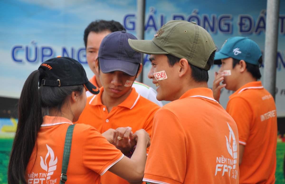 <p> Sáng ngày 5/4, FPT Telecom Long An tổ chức sinh nhật tại thành phố Tân An. Thành lập ngày 6/4/2012 với 28 nhân viên, sau 3 năm, tổng số CBNV hiện là 75 người, bao gồm 20 nhân viên Công ty Phương Nam. Trong ảnh: Các đồng nghiệp giúp nhau trang trí để tôn vinh màu cờ sắc áo của đội mình.</p>