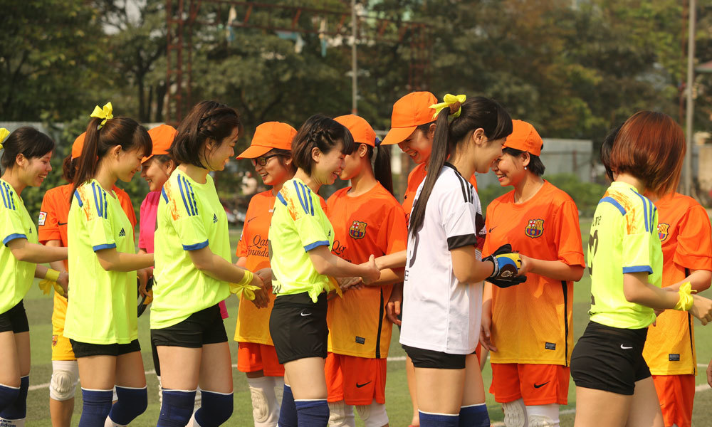 <p> Mỗi đội có 8 thành viên, thi đấu vòng tròn trong thời gian 15 phút mỗi trận. Đây là giải để các chị em được thể hiện bản thân và tỏa sáng trên sân cỏ.</p>