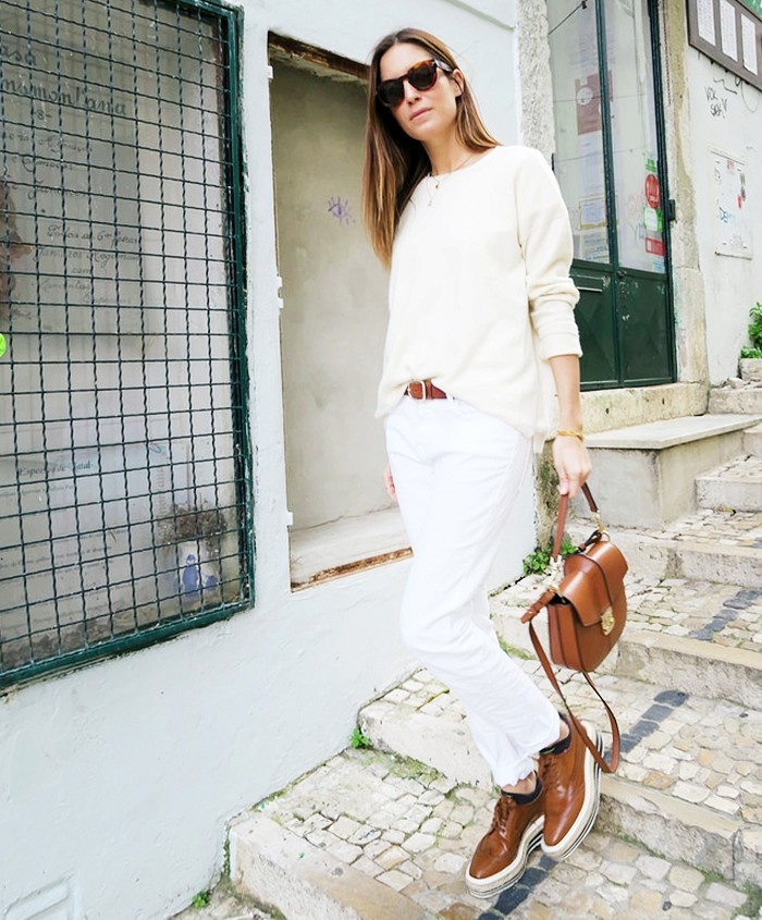 <p> <span style="color:rgb(0,0,0);line-height:20px;">Kính thời trang khung dày + Áo phông mỏng + Thắt lưng tết vintage + Quần jeans trắng.</span></p>