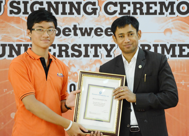 TS. Biswaroop Roy Chowdhury (phải) - TGĐ Tổ chức Kỷ lục châu Á, kỷ lục gia thế giới về não bộ, trực tiếp trao chứng chỉ