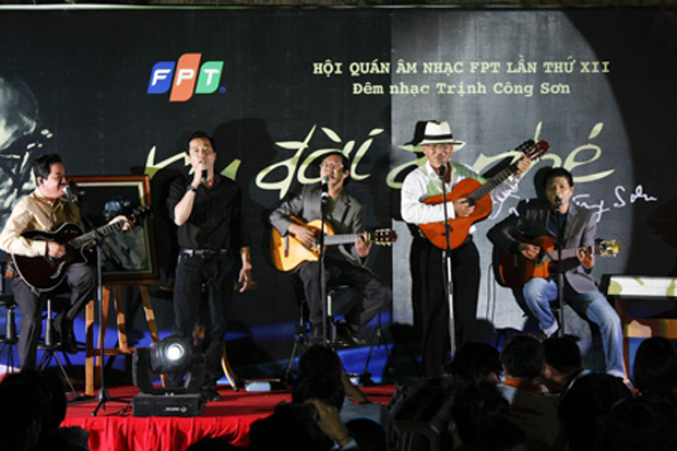Sau lần ra mắt album Người FPT hát nhạc Trịnh mang tên “Ru đời đi nhé” vào năm 2010, khán giả yêu nhạc Trịnh tại FPT HCM mới có dịp thưởng thức những ca khúc đã đi cùng năm tháng, gắn bó với ký ức một thời.