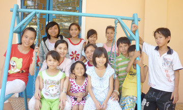 Sinh viên Brunei mang yêu thương cho trẻ em làng Hy vọng