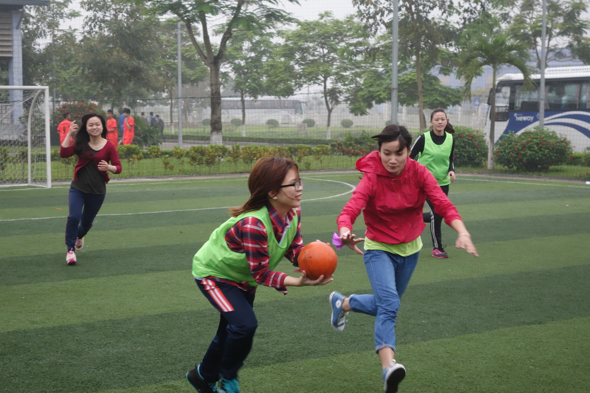 <p> Các cô gái có dịp thể hiện sự nhanh nhẹn và thử sức dẻo dai của bản thân với bộ môn thể thao đòi hỏi sức khỏe và tinh thần đồng đội cao.</p>
