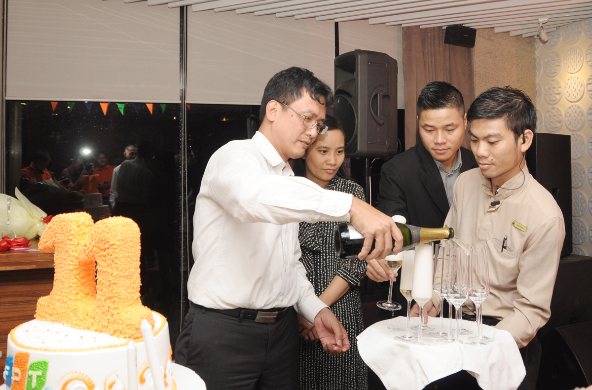 <p> "Chú rể" Thành Lâm rót champagne ra các ly để "hai họ" và quan khách cùng thưởng thức.</p>