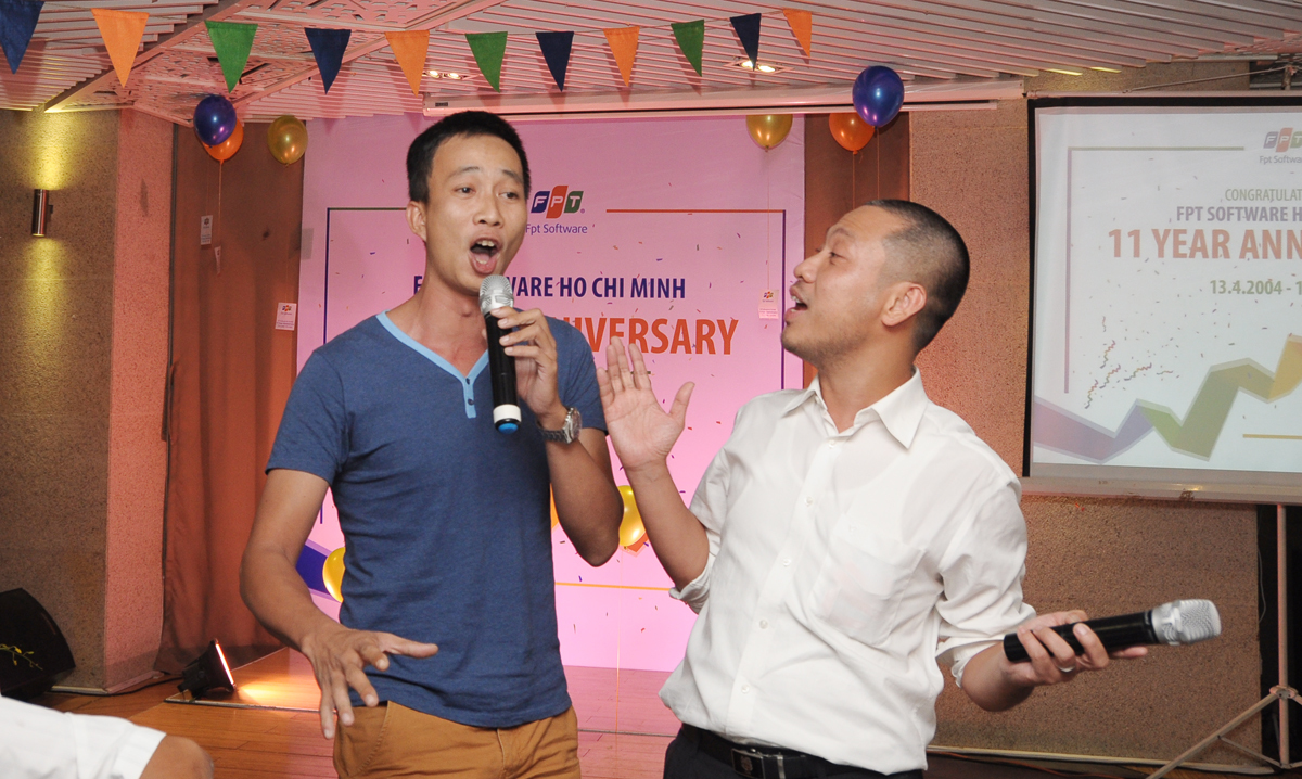 <p> Anh Đỗ Xuân Huy (trái), người cũ của Phần mềm FPT, hòa chung bài hát với GĐ Nguyễn Đức Quỳnh.</p>