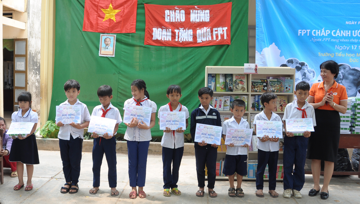 <p> GĐ Nhân sự Phạm Thị Thanh Toan tặng học bổng cho học sinh. 20 phần quà đặc biệt này do các Mạnh Thường Quân của FPT Telecom tài trợ.</p>