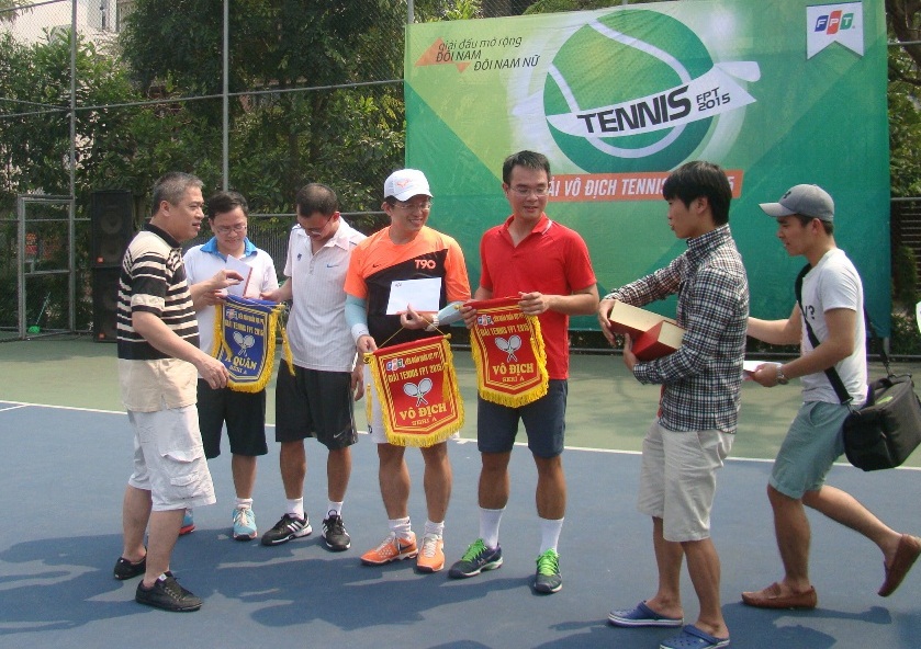 <p> Đến đầu giờ chiều, sau nhiều giờ tranh tài căng thẳng, giải tennis FPT đã tìm được chủ nhân của ngôi vô địch là tân COO FPT Hoàng Việt Hà (ở giữa) và Nguyễn Thế Sơn, FPT IS (thứ ba từ phải sang).</p>