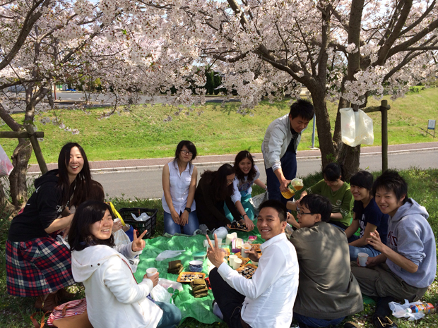 Sinh viên FPT tham gia buổi Hanami cùng các bạn Nhật.