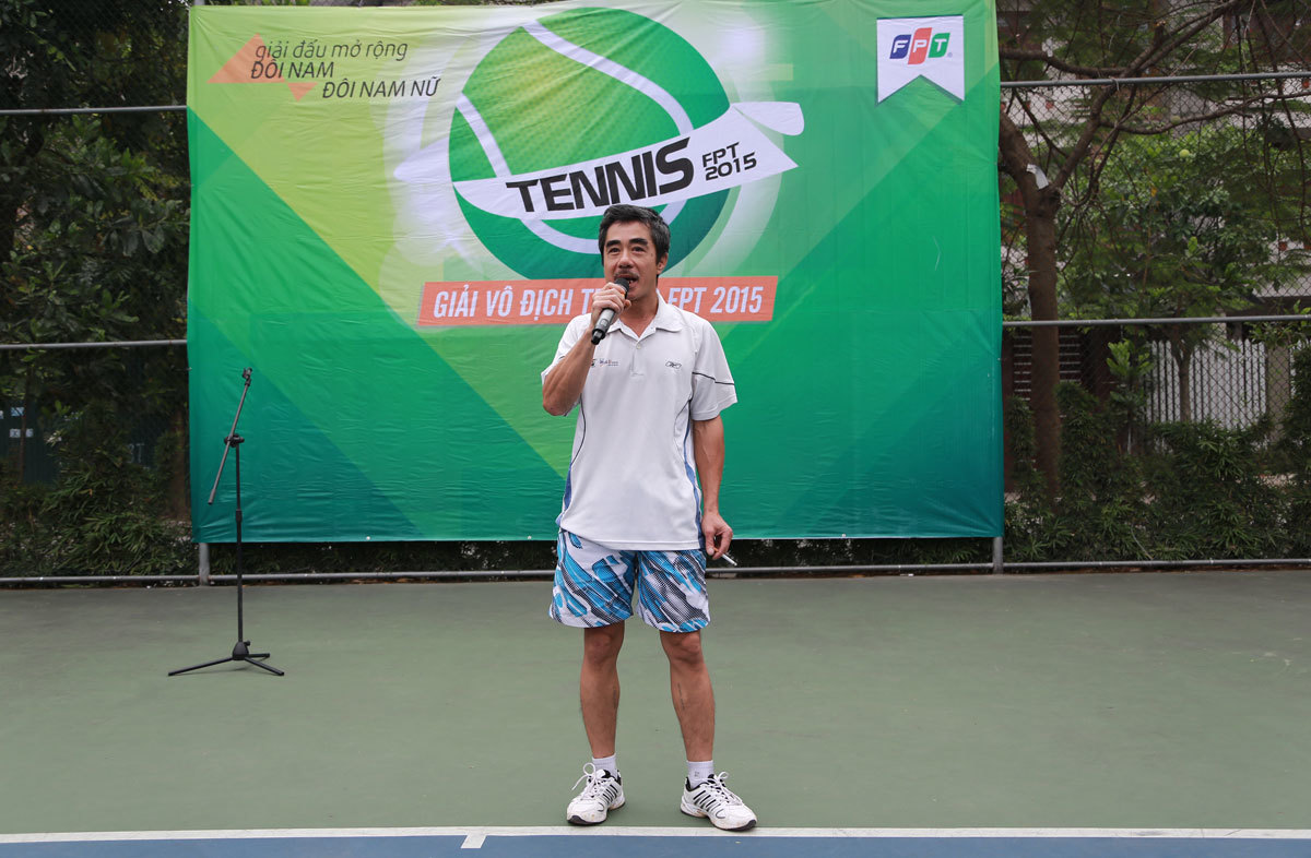 <p> Anh Trần Quốc Dũng, Chủ tịch Liên đoàn quần vợt FPT, phát biểu khai mạc giải và chúc các tay vợt có ngày thi đấu thành công.</p>