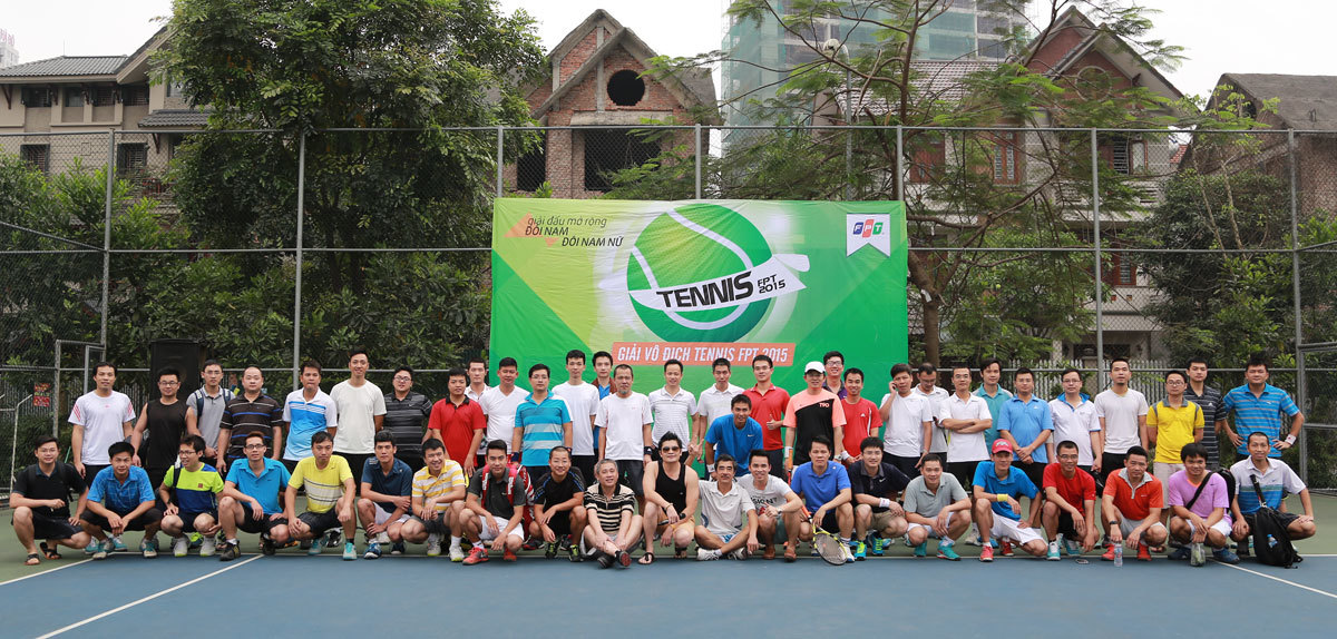 <p> Từ 7h hôm nay (ngày 18/4), các vận động viên đã có mặt tại cụm sân tennis Yên Hòa, Cầu Giấy, Hà Nội. 64 tay vợt và Ban tổ chức chụp hình lưu niệm trước khi bước vào thi đấu.</p>