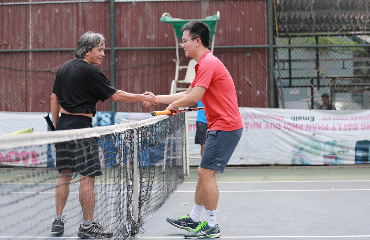 <p> Đặc biệt, giải còn có sự tham gia của nhiều người FPT ở độ tuổi khác nhau nhưng đều có niềm chung say mê môn tennis.</p>
