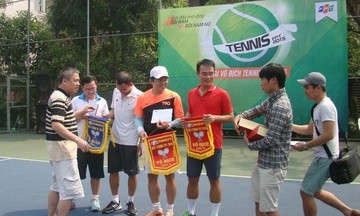 Tân COO FPT cùng đồng đội vô địch giải tennis tập đoàn