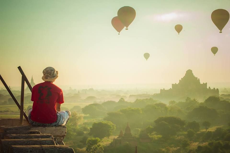 <p> Khoảnh khắc lặng người khi ngắm những quả khinh khí cầu rực rỡ từ một ngôi chùa ở Bagan. "Khinh khí cầu là một loại dịch vụ du lịch đặc biệt ở Bagan. Tuy nhiên vé khá đắt (300 USD) trong khi cả chuyến đi 8 ngày của mình ngốn có 215 USD. Nên đành lặng nhìn trong thèm thuồng".</p>