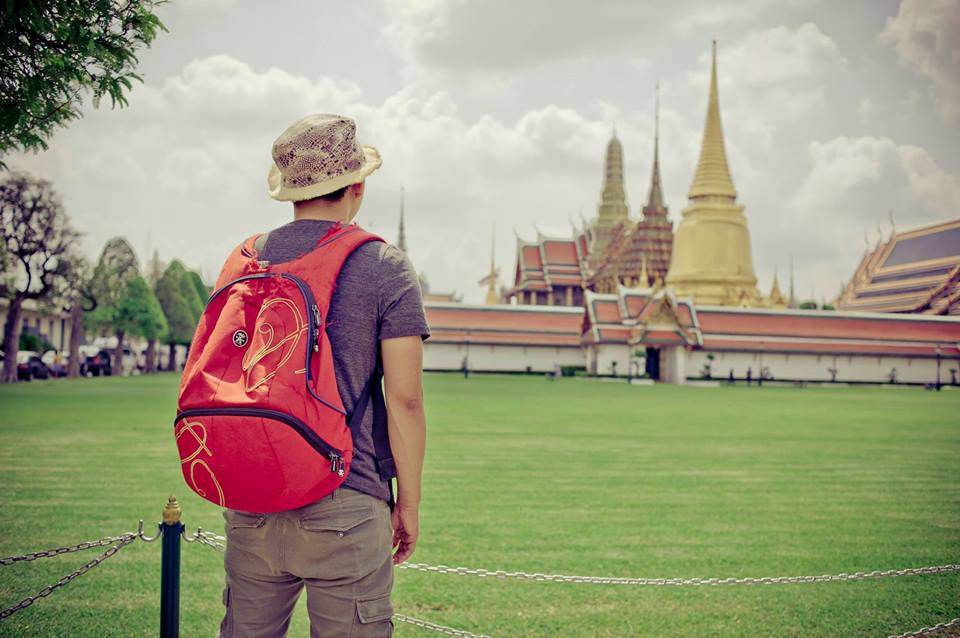 <p> Ngắm Wat Phra Kaew từ Cung điện Hoàng gia. "Thích đi bụi với ngân sách hạn hẹp nên đến nơi cũng chỉ dám đứng từ xa ngắm nhìn do vé vào khá cao so với túi tiền".</p>