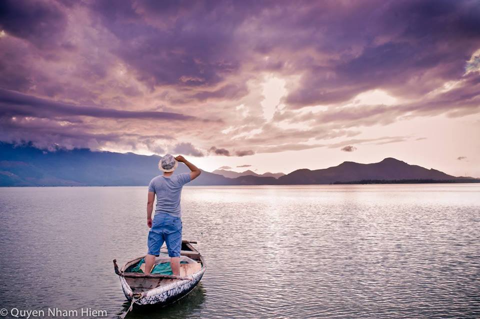 <p> Ảnh chụp trong một buổi hoàng hôn tại đầm Lập An - Huế. Hình ảnh chiếc thuyền nan trên mặt nước phắng lặng mang đến cảm giác như trong Life of Pi.</p>