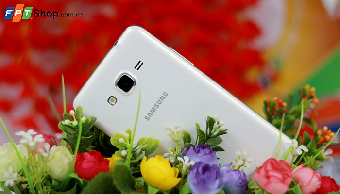 <p style="text-align:justify;"> Với 19.286 lượt đặt mua, Samsung Galaxy Grand Prime là đại diện tiếp theo của hãng điện thoại Hàn Quốc lọt vào danh sách được đặt mua nhiều nhất. Đây là chiếc smartphone dành cho những người thích chụp ảnh bằng camera trước với độ phân giải 5MP. Bên cạnh đó, chiếc điện thoại này cũng có rất nhiều ưu điểm với màn hình lớn, dung lượng pin cao, cấu hình tốt và có mức giá khá hợp lý chỉ 4.190.000 đồng nên được nhiều khách hàng lựa chọn. Đặt ngay <a href="http://fptshop.com.vn/dien-thoai/samsung-galaxy-grand-prime">tại đây</a> để có cơ hội được hoàn tiền ngay từ 100.000 đồng đến 4 triệu đồng.</p>