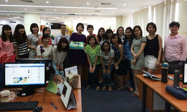 [Caption]Đại diện Văn phòng công ty tặng bánh mừng sinh nhật 11 tuổi của báo Ngoisao.net.
