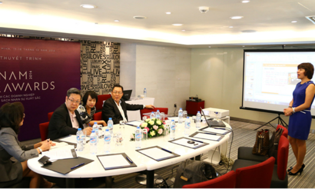 [Caption]Trưởng Ban Nhân sự FPT trình bày bài thi trước Hội đồng thẩm định là các chuyên gia hàng đầu Singapore và Việt Nam. Ảnh: Viết Thông