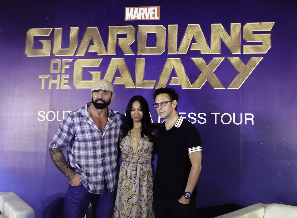 <p style="text-align:justify;"> Dave Bautista, Zoe Saldana và đạo diễn James Gunn tại lễ ra mắt bom tấn “Guardians of the Galaxy” tại Singapore vào tháng 7/2014.</p>