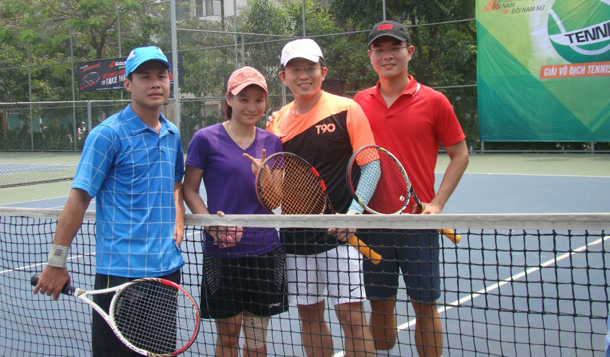 <p> Thu Thảo xì-tin bên cạnh các tay vợt nam tham gia giải tennis FPT.</p>