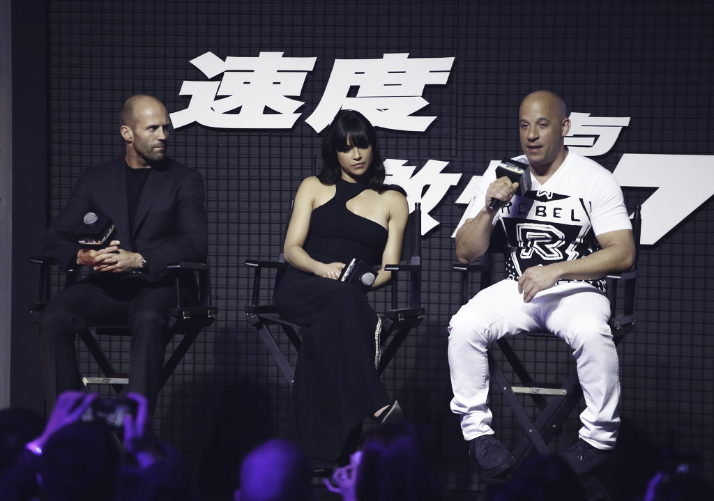 <p style="text-align:justify;"> <span style="color:rgb(0,0,0);">Dàn diễn viên gồm Jason Statham, Michelle Rodriguez và Vin Diesel tại lễ ra mắt bom tấn “Fast & Furious 7” tại Bắc Kinh (Trung Quốc) tháng 3/2015.</span></p>