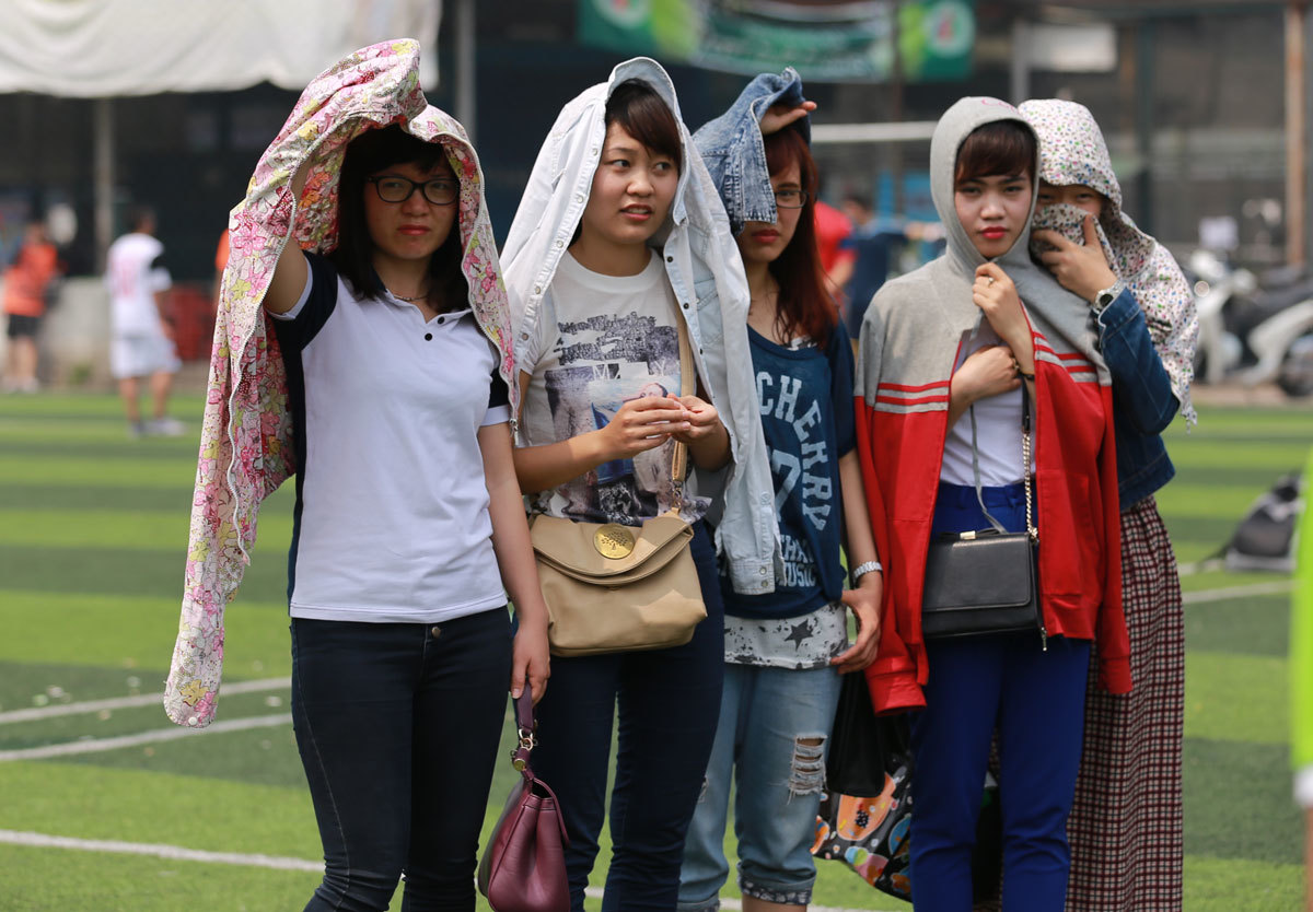 <p> Đội cổ động viên nữ hùng hậu kín bưng từ đầu đến chân với thời trang chống nắng đường phố.</p>