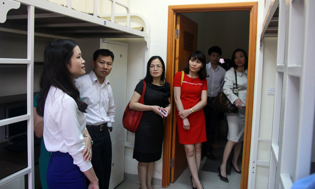 <p> Trong tour, các thành viên đã tham quan Đại học FPT tại Hòa Lạc. TGĐ Talentnet Tiêu Yến Trinh (ngoài cùng bên phải) ấn tượng với khuôn viên của trường, đặc biệt là công trình nhà hiệu bộ do Kiến trúc sư Võ Trọng Nghĩa thiết kế.</p>