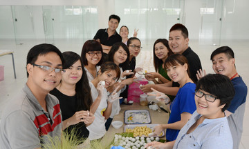 Người FPT Online trổ tài làm bánh trôi trong Tết Hàn thực