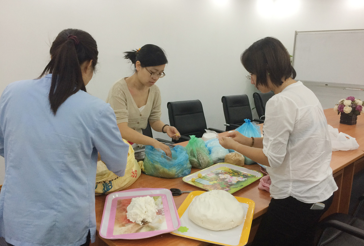 <p> Tại FPT Online Hà Nội, công tác chuẩn bị làm bánh cũng được tiến hành từ 9h sáng. <em>Ảnh</em>: <strong>Vinh Anh.</strong></p>