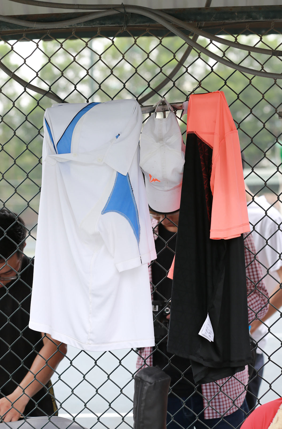 <p> Vì chơi và thi đấu lâu năm nên anh Hà rất có kinh nghiệm. Khi tham gia giải, anh chuẩn bị 4 bộ trang phục để luân phiên gồm: Áo cam, trắng, xanh và áo kẻ.</p>
