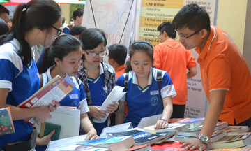 Học sinh Đà Nẵng tiếp cận sách của Đại học FPT