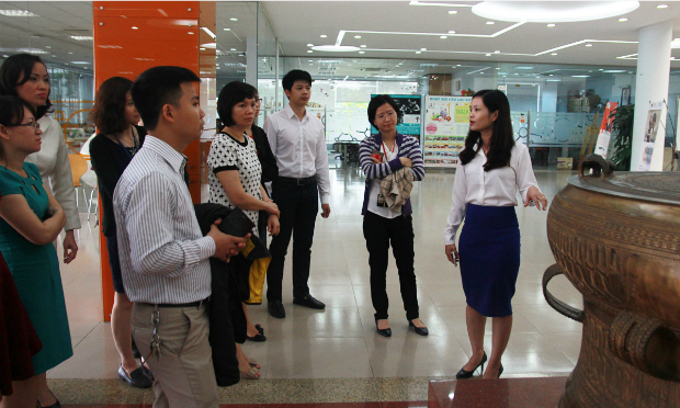 Trước đó, đoàn đã có chuyến thăm quan cơ sở vật chất của FPT tại Hòa Lạc.