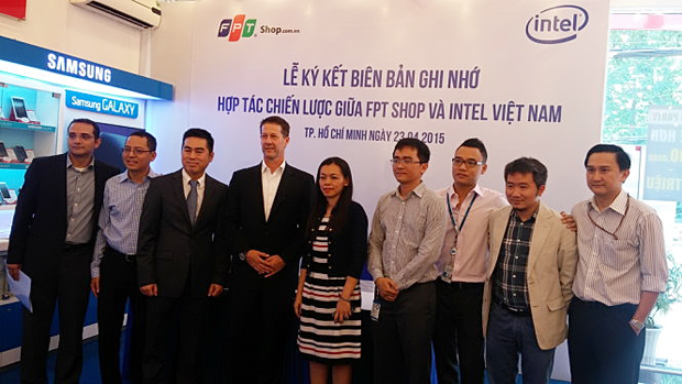 Đại diện hai bên Intel Việt Nam và FPT Shop trong buổi lễ ký kết hợp tác chiến lược